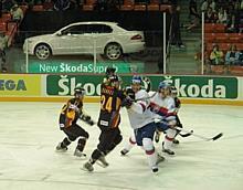 Das Bild zeigt ein Match während der Eishockey-WM 2008 in Kanada. Im Hintergrund ist der neue Skoda Superb zu sehen. Foto: Skoda